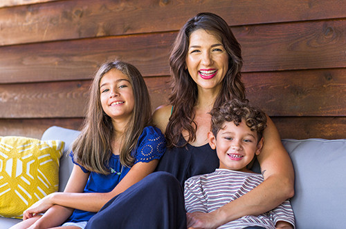 500x332_0007_Portrait of a Hispanic mother and her children. Image Text: 500x332_0007_Portrait of a Hispanic mother and her children.